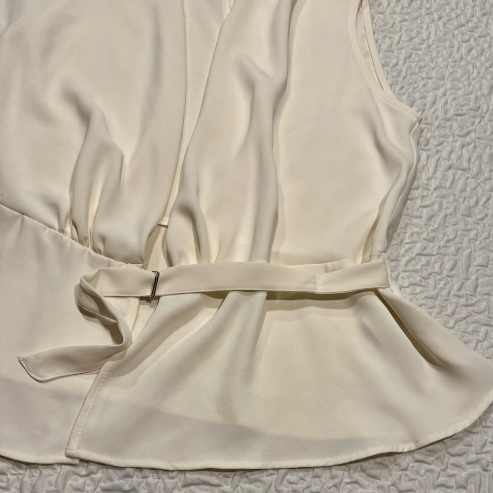 Elegant sleeveless blouse in cream. Size M.